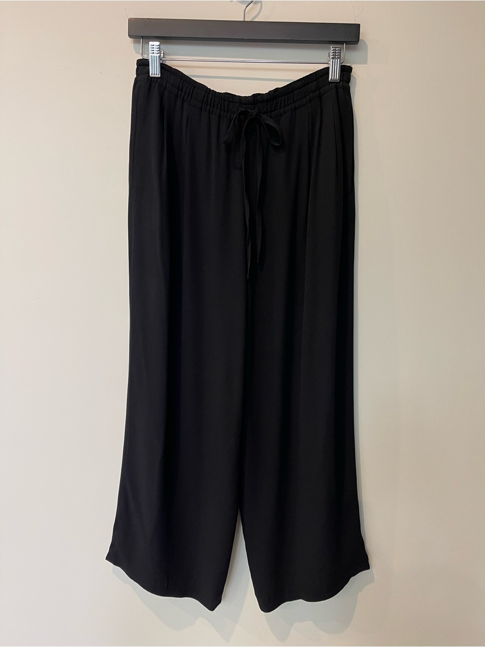 VINCE WIDE LEG CROP PULL ON PANTS in Black